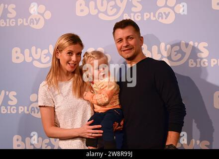 Ospiti.giovedì 21 dicembre le celebrità e le loro famiglie si sono riunite alla Royal Festival Hall di Londra per uno spettacolo di gala di Bluey's Big Play , un nuovissimo adattamento teatrale della pluripremiata serie televisiva per bambini Bluey, BAFTA & Emmy . Prodotto da Ludo Studion. Ospiti VIP e genitori orgogliosi che sono venuti a vedere la prima ufficiale dello spettacolo nel Regno Unito includono, Strictly come Dancing Stars James e Ola Jordan , Rachel Riley e suo marito Pasha Kovalev , comica e presentatrice televisiva Katherine Ryan , rapper Professor Green, Brian McFadden .JLS star di Westlife, diventato agricoltore Foto Stock