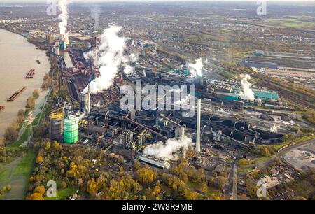 Vista aerea, Hüttenwerke Krupp Mannesmann HKM e la centrale elettrica a gas di Huckingen con torri di raffreddamento fumatori sul fiume Reno, circondata dall'autunno Foto Stock