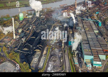 Vista aerea, Hüttenwerke Krupp Mannesmann HKM con nuvole di fumo sul fiume Reno, circondato da alberi decidui autunnali, Hüttenheim, Duisburg, Ruhr Foto Stock