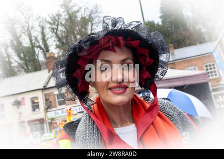 Lymm Dickensian Day 2023. Persone vestite in costume dickensiano; bancarelle per le strade; intrattenimento di strada; Grand Parade Foto Stock