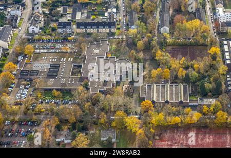Vista aerea, Bertolt-Brecht-Berufskolleg, circondata da alberi decidui autunnali, Huckingen, Duisburg, Ruhr, Renania settentrionale-Vestfalia, Germania Foto Stock