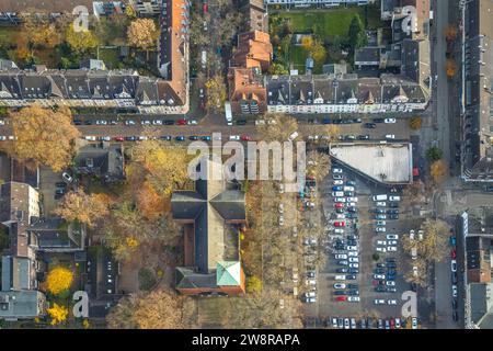 Vista aerea, immagine verticale di St Chiesa di Michele in Michaelplatz con parcheggi, circondati da alberi decidui autunnali, Wanheimerort, Duisburg, Foto Stock