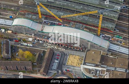 Vista aerea, cantiere della stazione centrale di Hbf con nuova sala binari e piazzale est della stazione, circondato da alberi decidui autunnali, Neudorf-Nord, Foto Stock