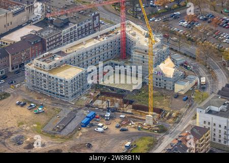 Vista aerea, cantiere Mercator Quartier per nuovi hotel e appartamenti, circondati da alberi decidui autunnali, centro storico, Duisburg, zona della Ruhr, Foto Stock