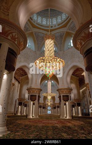 Lampadari nella sala di preghiera principale della grande Moschea Sheikh Zayed, Abu Dhabi, Emirati Arabi Uniti Foto Stock