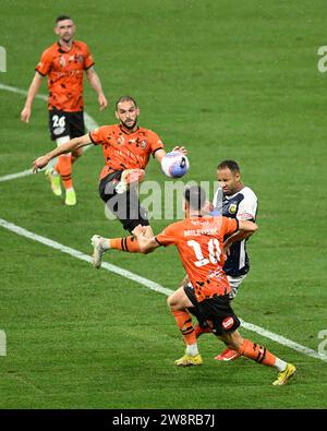 21 dicembre 2023; Suncorp Stadium, Brisbane, Queensland, Australia: A-League Football, Brisbane Roar contro Central Coast Mariners; Jack Hingert di Brisbane Roar libera la palla dalla difesa Foto Stock