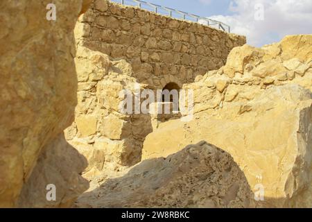 Il 2022 novembre, i turisti visitano le antiche rovine di Massada, costruite da Erode il grande, e l'antico sito della rivolta ebraica contro gli occupati romani Foto Stock