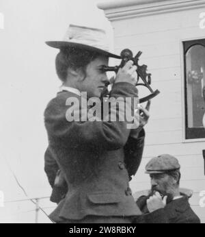 Donna che guarda attraverso il sestante a bordo della nave della spedizione George W. Elder. Foto Stock