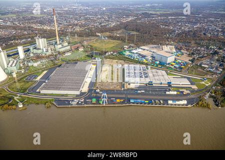 Veduta aerea, logport vi (sei) servizi logistici della zona industriale con area di carico dei container, circondata da alberi decidui autunnali, Alt-Walsum, DUI Foto Stock