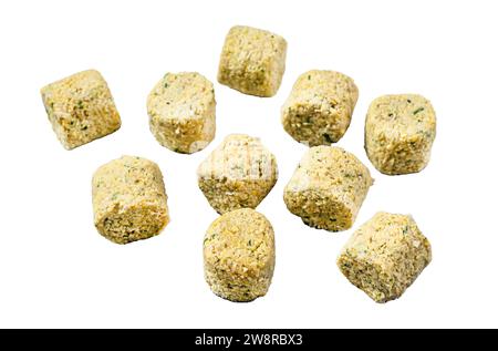 Sfere di falafel grezze isolate su sfondo bianco, vista dall'alto Foto Stock