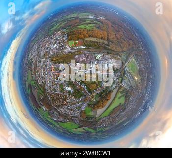 Vista aerea, ex miniera di carbone di Westerholt circondata da alberi decidui autunnali, nuovo quartiere per il lavoro e la vita, globo, immagine fisheye, 360 gradi Foto Stock