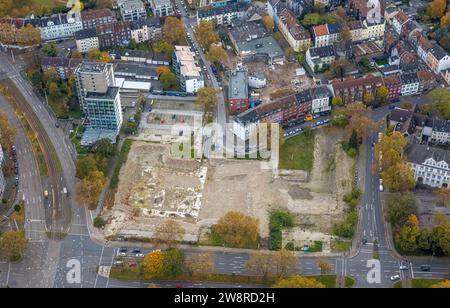 Vista aerea, zona residenziale e sito abbandonato di ex piscina centrale, circondato da alberi decidui autunnali, Schalke, Gelsenkirchen, Ruhr Foto Stock