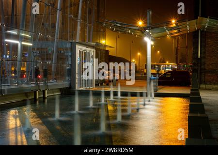 OSTRAVA-SVINOV, REPUBBLICA CECA - 15 SETTEMBRE 2014: Stazione ferroviaria di Ostrava-Svinov con fontane di fronte di notte Foto Stock