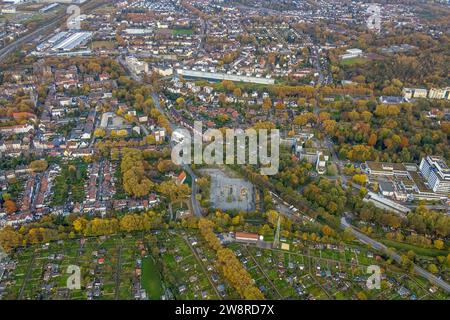 Vista aerea, terra a riposo su Junkerweg, di fronte a Haus Leithe, ex residenza aristocratica e punto di riferimento, Marienhospital Gelsenkirchen e residenza Foto Stock