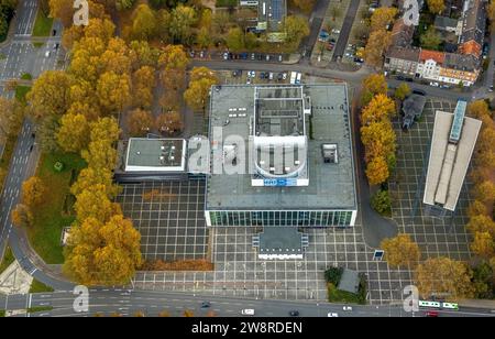 Vista aerea, Musiktheater im Revier Gelsenkirchen (MIR), circondato da alberi decidui autunnali, Schalke, Gelsenkirchen, zona della Ruhr, Foto Stock