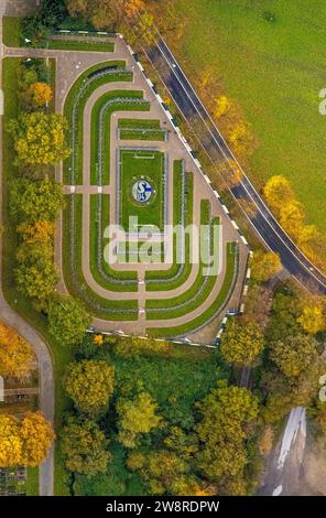 Vista aerea, cimitero Schalke fan Feld presso il cimitero di Beckhausen-Sutum, cimitero e tombe di urna, circondato da alberi decidui autunnali, forme e colori Foto Stock
