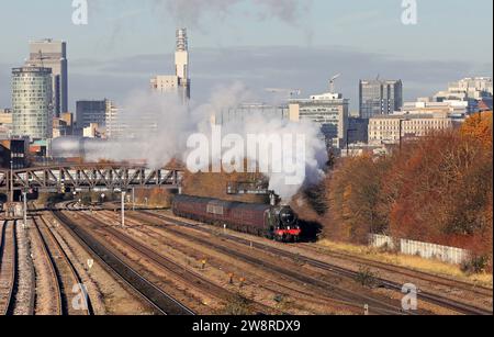 46115 si dirige oltre Small Heath sulla 25.11.23 con il "Capital Christmas Express" per Londra Paddington. Foto Stock