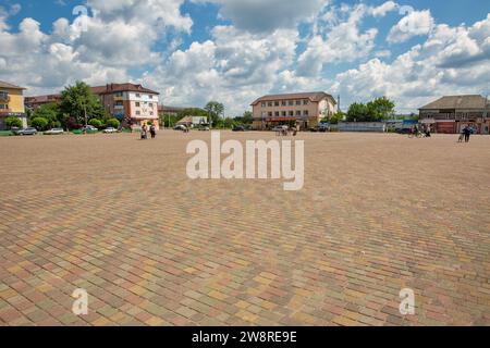 Sarny, Ucraina - 30 giugno 2023: Gente che cammina nella piazza centrale Sarny è una piccola città nella regione di Rivne, Ucraina occidentale. E' un importante cenno ferroviario Foto Stock