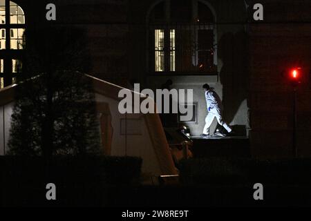 Praga, Repubblica Ceca. 21 dicembre 2023. Indagine della polizia nel palazzo della Facoltà di Arti dopo le sparatorie di massa, a Praga, Repubblica Ceca, il 21 dicembre 2023. Credito: Vit Simanek/CTK Photo/Alamy Live News Foto Stock