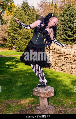 Mhairi Miller che modella in un completo costume da favola presso i Dundee Botanic Gardens in Scozia, Regno Unito Foto Stock