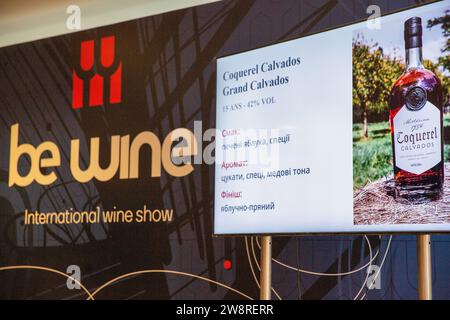 Kiev, Ucraina - 30 settembre 2023: Presentazione di degustazione di calvados Coquerel francesi durante la fiera internazionale del vino Be Wine. Foto Stock