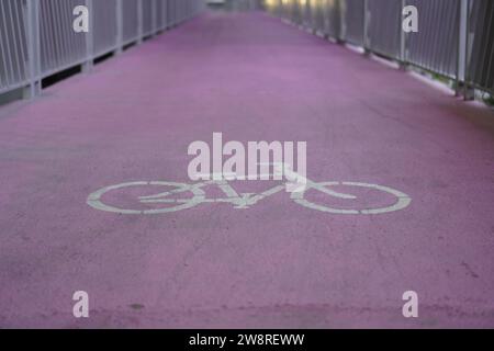 piste ciclabili rosa destinate ai ciclisti Foto Stock
