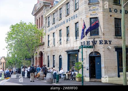 Lord Nelson Hotel and pub Brewery, il più antico hotel autorizzato a Sydney, New South Wales, Australia, con i clienti all'aperto che si godono cibo e bevande Foto Stock