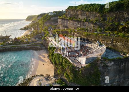 L'anfiteatro dello spettacolo locale Kecak Dance a Melasti Beach, sopra una scogliera vicino all'oceano sull'isola di Bali Foto Stock