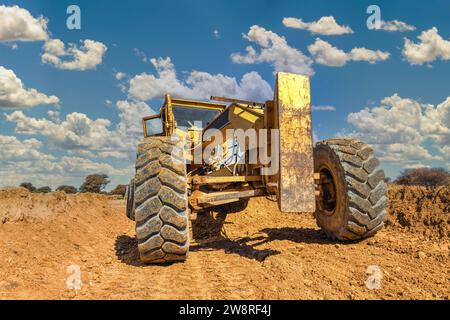 livellatrice che lavora in un cantiere, vista prospettica Foto Stock