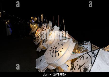 Brighton, City of Brighton & Hove, East Sussex, Regno Unito. La gente di Brighton celebra il solstizio d'inverno con una processione di lanterne che ricorda quelli che sono morti durante l'anno. Porta lanterne, marionette e balli lungo le strade del centro città, terminando lungo la spiaggia dove le lanterne sono depositate e terminando con uno spettacolo pirotecnico. 21 dicembre 2023. David Smith/Alamy Live News Foto Stock