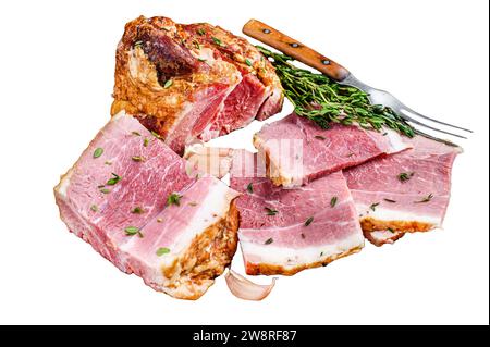 Fette di carne di maiale affumicato su sfondo bianco, vista dall'alto. Foto Stock