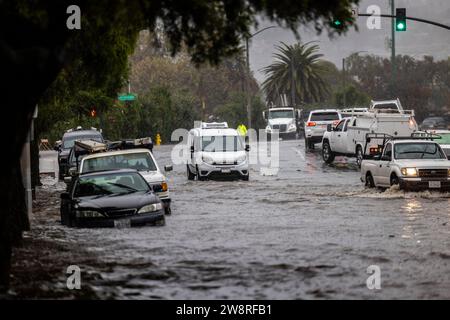 Santa Barbara, Stati Uniti. 21 dicembre 2023. Una potente tempesta del Pacifico colpisce Santa Barbra, in California, con forti piogge, inondazioni stradali e avvisi di inondazione flash in vigore il 21 dicembre 2023. (Foto di Rod Rolle/Sipa USA) credito: SIPA USA/Alamy Live News Foto Stock