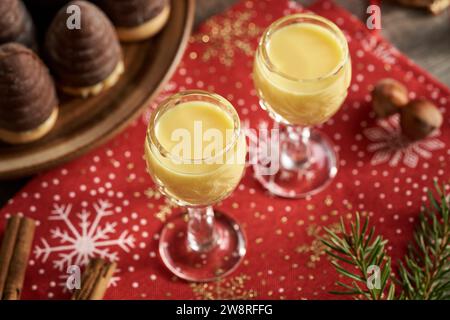Due bicchieri di eggnog con biscotti di Natale su un tavolo Foto Stock
