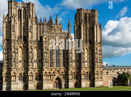 Ben facciata della cattedrale, Wells, Somerset. Foto Stock