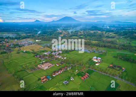 Panorama del Monte Agung e delle risaie sull'isola di Bali Foto Stock