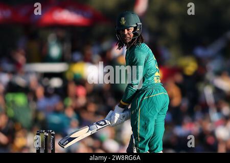 PAARL, SUD AFRICA - 21 DICEMBRE: Tony de Zorzi del Sudafrica controlla il campo durante il terzo incontro internazionale di un giorno tra Sudafrica e India a Boland Park il 21 dicembre 2023 a Paarl, Sud Africa. Foto di Shaun Roy/Alamy Live News Foto Stock