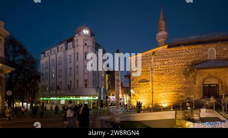 PLOVDIV, BULGARIA - 18 DICEMBRE 2023: Splendida vista al tramonto del centro della città di Plovdiv, Bulgaria Foto Stock