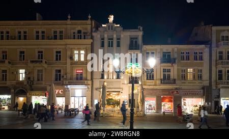 PLOVDIV, BULGARIA - 18 DICEMBRE 2023: Splendida vista al tramonto del centro della città di Plovdiv, Bulgaria Foto Stock