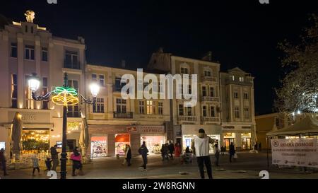 PLOVDIV, BULGARIA - 18 DICEMBRE 2023: Splendida vista al tramonto del centro della città di Plovdiv, Bulgaria Foto Stock