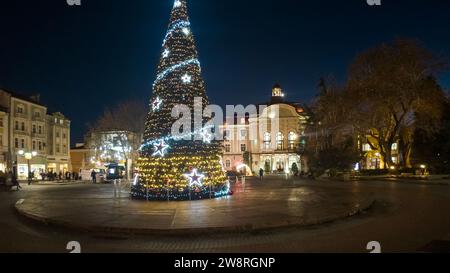 PLOVDIV, BULGARIA - 18 DICEMBRE 2023: Splendida vista al tramonto del centro della città di Plovdiv, Bulgaria Foto Stock