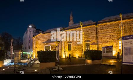 PLOVDIV, BULGARIA - 18 DICEMBRE 2023: Splendida vista al tramonto del centro della città di Plovdiv, Bulgaria Foto Stock