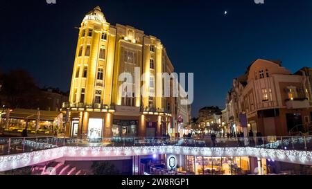 PLOVDIV, BULGARIA - 18 DICEMBRE 2023: Splendida vista al tramonto del centro della città di Plovdiv, Bulgaria Foto Stock