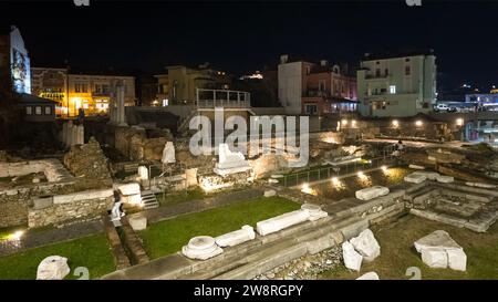 PLOVDIV, BULGARIA - 18 DICEMBRE 2023: Splendida vista al tramonto del centro della città di Plovdiv, Bulgaria Foto Stock