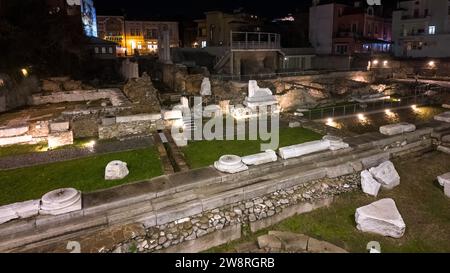 PLOVDIV, BULGARIA - 18 DICEMBRE 2023: Splendida vista al tramonto del centro della città di Plovdiv, Bulgaria Foto Stock