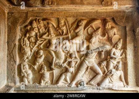 Tempietto grotta di Ishwara, antiche sculture in pietra, Mahabalipuram, regione di Tondaimandalam, Tamil Nadu, India meridionale Foto Stock