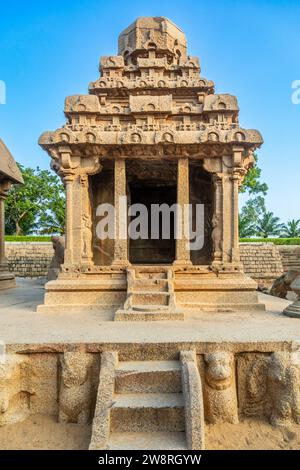 Complesso antico Pancha Five Rathas, Mahabalipuram, regione di Tondaimandalam, Tamil Nadu, India meridionale Foto Stock