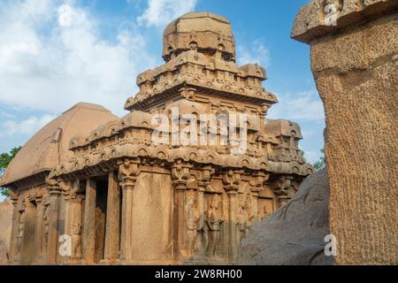 Complesso antico Pancha Five Rathas, Mahabalipuram, regione di Tondaimandalam, Tamil Nadu, India meridionale Foto Stock