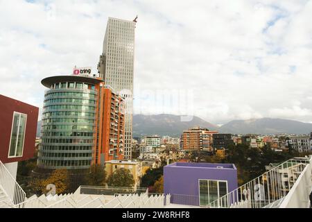 Tirana, Albania - 29 novembre 2023: Una foto dalla Piramide di Tirana che mostra l'ETC European Trade Center e il Tirana Parking - 7 edifici Xhuxhat in Foto Stock