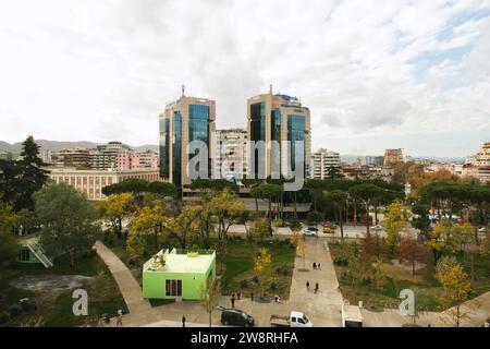 Tirana, Albania - 29 novembre 2023: Una foto scattata dalla Piramide di Tirana che mostra gli edifici Fibabank e Otpbank nel paesaggio urbano. Foto Stock