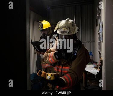 I vigili del fuoco della centrale Mat-su Fire Department Station 61, a Wasilla, Alaska, valutano un sito di addestramento durante l'esercitazione ORCA 2023, 13 giugno 2023. ORCA è un’esercitazione multiagenzia contro ogni rischio chimico, biologico, radiologico e nucleare esplosivo ad alto rendimento (CBRNE), progettata per promuovere il coordinamento e l’interoperabilità tra una serie di agenzie, tra cui la 103a squadra di supporto civile della Guardia nazionale dell’Alaska, altre 12 unità della Guardia nazionale, otto agenzie locali e statali, tre organizzazioni federali e vari partner della comunità che rispondono a incidenti complessi che coinvolgono rischi CBRNE. (STATI UNITI Foto Stock